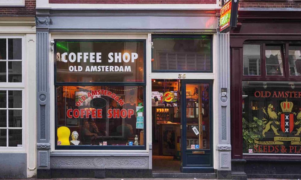 Άμστερνταμ : Έρχεται το τέλος των coffeeshops για τους τουρίστες